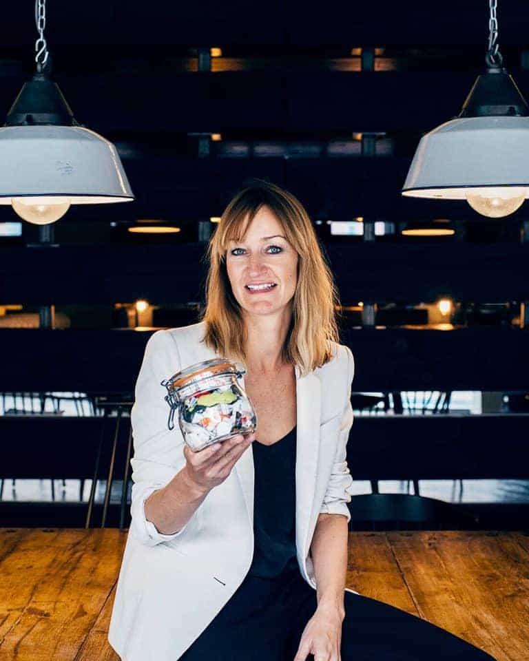 love this image of zero waste home Bea Johnson and her mason jar. Click through for more zero waste and plastic free living beauty and bathroom ideas you'll love