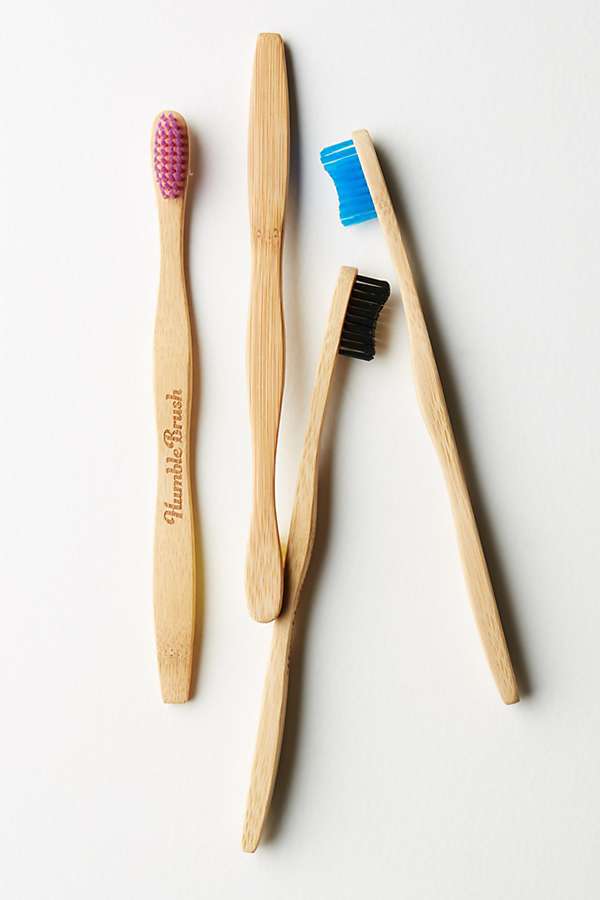 love this bamboo eco friendly toothbrush by Humble. Click through to discover more zero waste plastic free beauty and bathroom ideas you'll love