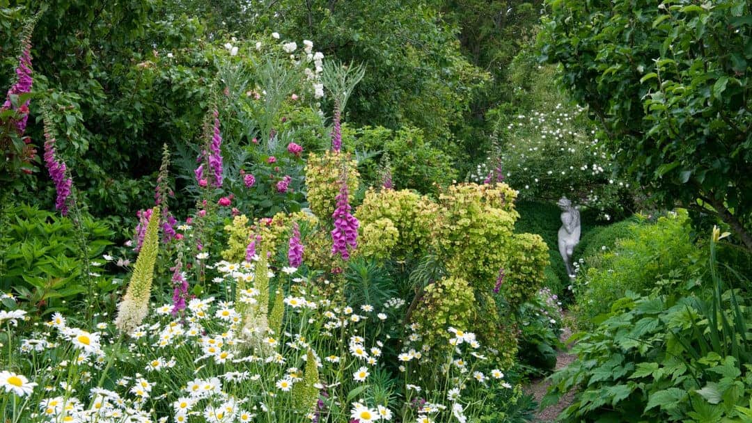 love this walled garden at Charleston House home of bloomsbury set Vanessa Bell and Duncan Grant. One of the local loves of Sussex Flower School founder Georgia Miles. Click through to discover her other simple pleasures and great local finds