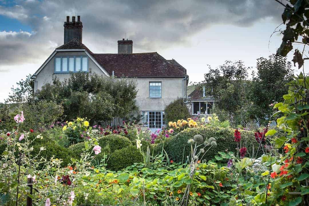 the garden at charleston bloomsbury group home of Vanessa Bell and Duncan Grant. One of the local loves of Sussex Flower School founder Georgia Miles. Click through to discover her other simple pleasures and great local finds