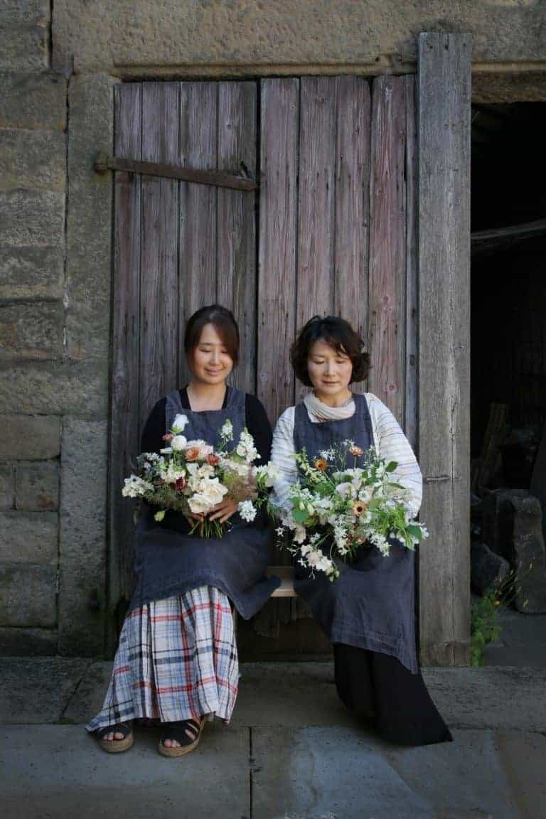 love this image taken by Ed Chadwick at a creative Bronte country flower workshop in Yorkshire by Simply by Arrangement based near Hebden Bridge. Click through to discover owner, Sarah Statham's inspirations, simple pleasures and one or two beautiful flower arrangement ideas using her own flowers from her cutting garden as well as seasonal and sustainable british flowers #britishflowers #flowerworkshops #yorkshireflowers #frombritainwithlove #floristrycourses #flowerdesign