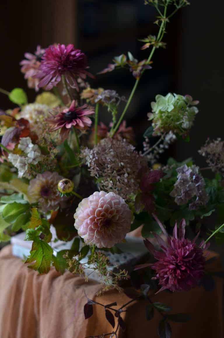love this purple and lime green flower arrangement with dahlias, hydrangea and other garden flowers by Simply by Arrangement who offer creative flower workshops in yorkshire and are based near Hebden Bridge. Click through to discover owner, Sarah Statham's inspirations, simple pleasures and one or two beautiful flower arrangement ideas using her own flowers from her cutting garden as well as seasonal and sustainable british flowers #britishflowers #flowerworkshops #yorkshireflowers #frombritainwithlove #floristrycourses #flowerdesign