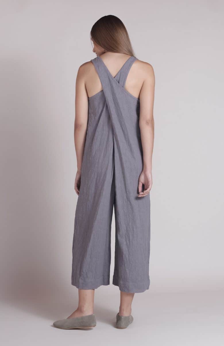 love these slate grey linen cross back overalls dungarees jumpsuit made in UK by Nadinoo using ethical clothing manufacturing ethos. Click through to discover this beautifully made fashion staples built to last and to make you feel good #sustainablefashion #ethicalfashion #madeinuk #madeinbritain #frombritainwithlove #linen