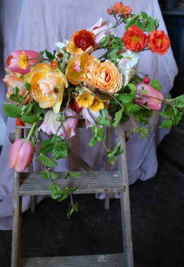 love these foam free floristry flower arrangement ideas by Tammy of Wild Bunch flowers using spring flowers grown on her farm Click through to see lots of ideas as well as practical professional tips and ideas to go more eco friendly and micro plastic free in your flower arranging #plasticfree #foamfree #floristry #flowerarranging #springflowers