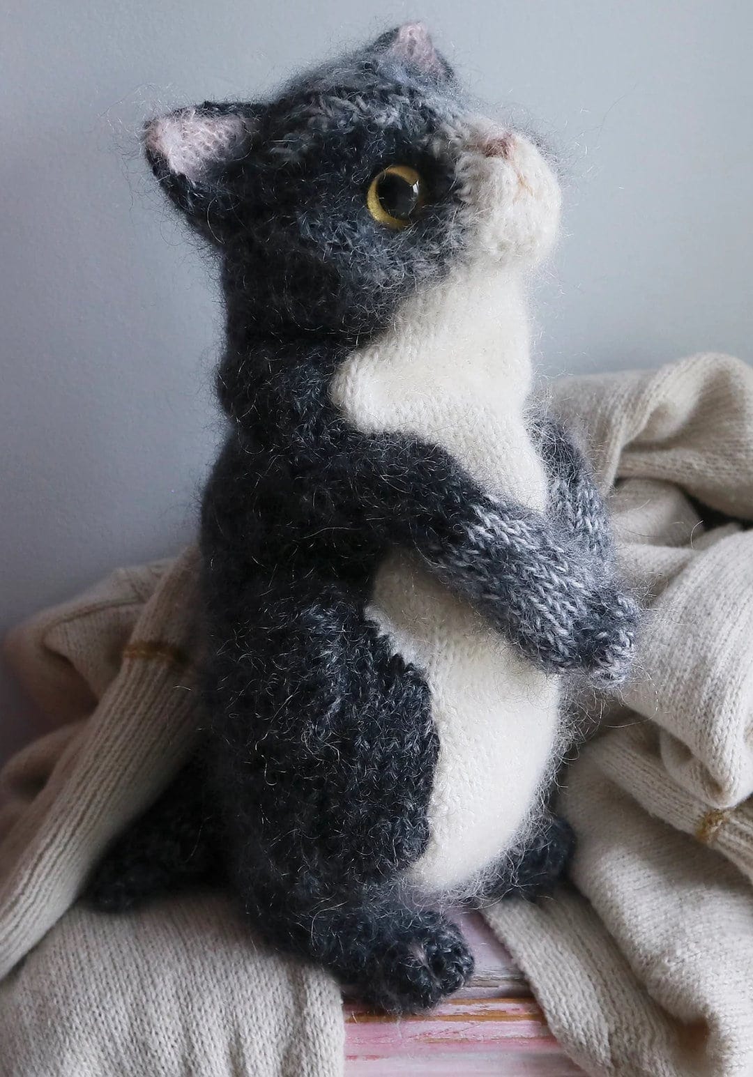 black and white kitten knitting pattern by claire garland of dot pebbles knits and available to buy as a PDF download from etsy now