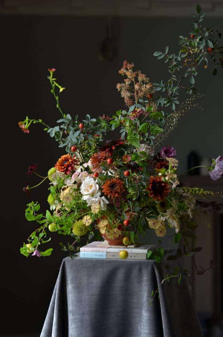 love the flower and growing tips by Sarah Statham of Simply by Arrangement like this seasonal autumn flowers arrangement. Click through to find out more #cuttinggarden #britishflowers #dahlias #growing #sustainable #frombritainwithlove #flowers #autumn