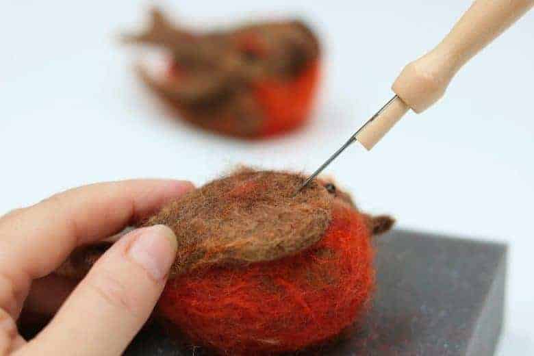 How to make a needle felted robin Christmas decoration. click through for free PDF tutorial DIY step by steps that tell you all you need to know #christmas #decorations #robins #needlefelt #frombritainwithlove #howtomake