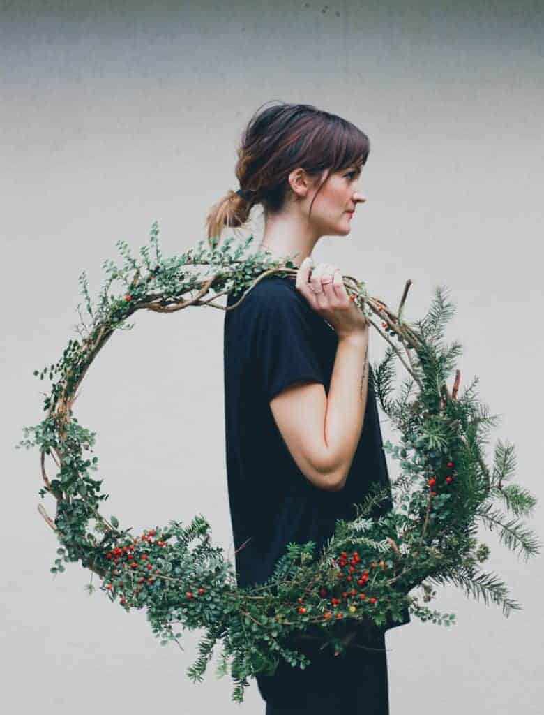 how to make a giant christmas wreath step by steps and lots more inspiration to make a beautiful holiday wreath #christmas #wreath #holiday #tutorial