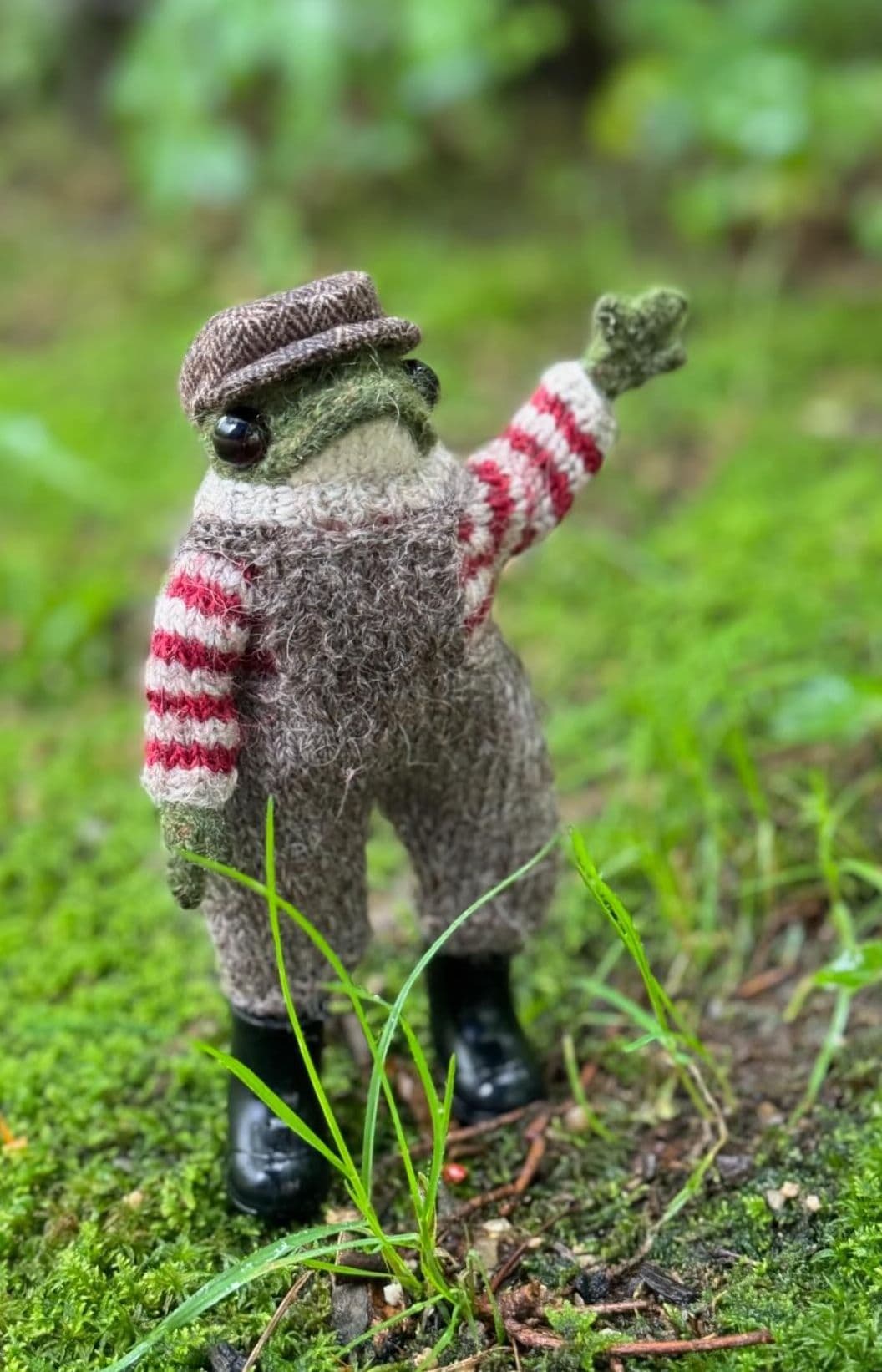how adorable is this knitted frog in stripy jumper and overalls? The frog and sweater jumper pattern is by Claire Garland and the overalls pattern by Zinc - click through to find out how to get these patterns and more - including a free tutorial to make Froggy the most adorable crochet hat!