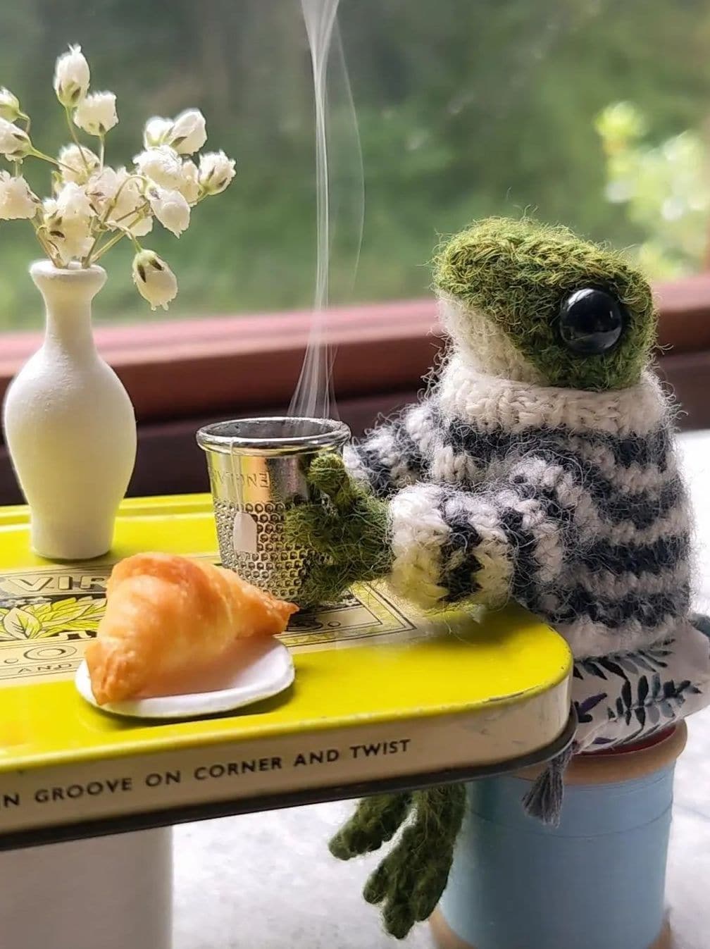 froggy made from dot pebbles knits frog knitting pattern by india rose crawford. I've shared all the info you need to get the pattern and make one too - as well as THE most adorable little videos of Froggy by India Rose. Hope you enjoy and happy knitting! x