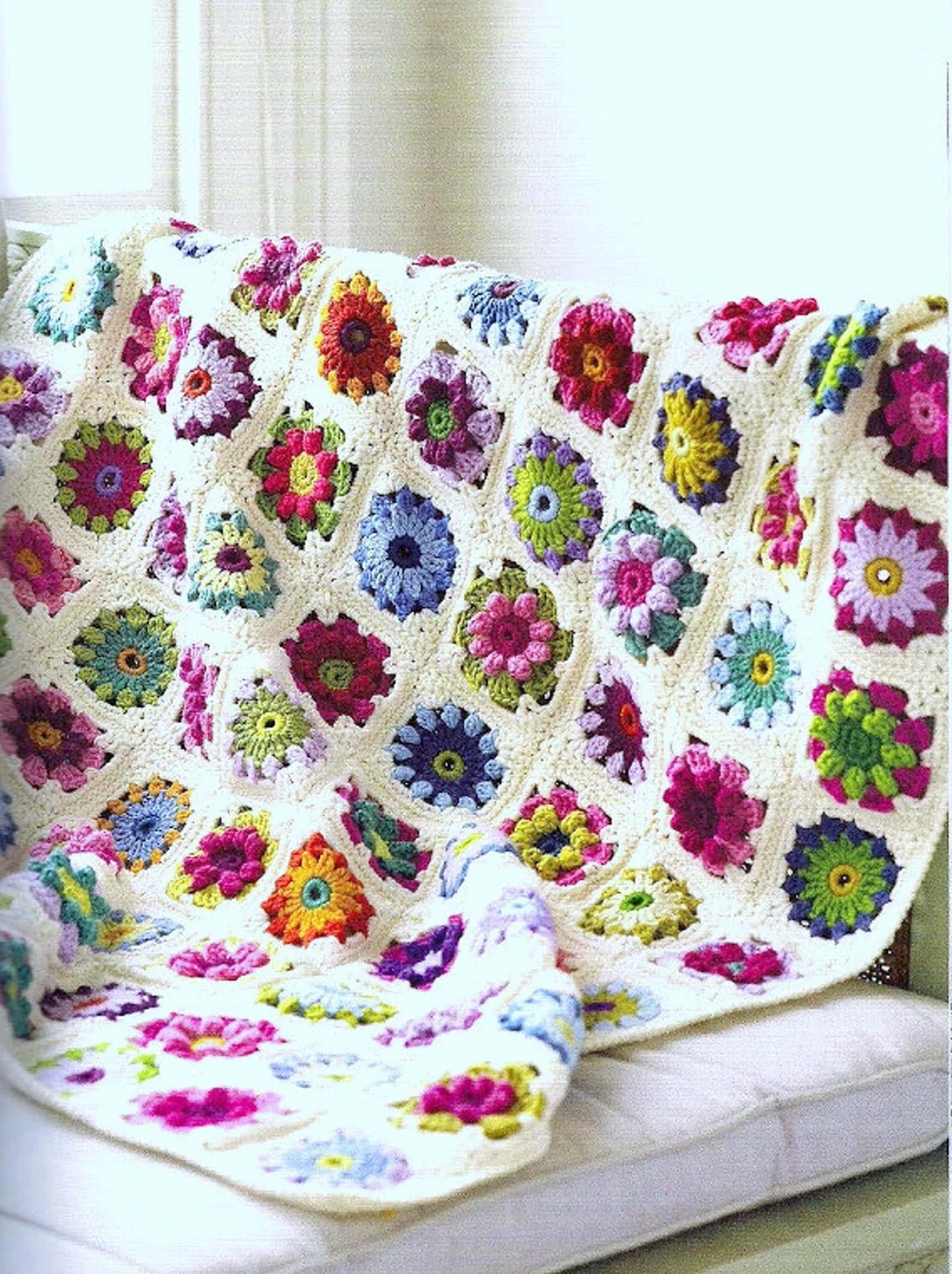 roses and daisies granny square crochet pattern to make a beautiful blanket sprinkled with flowers
